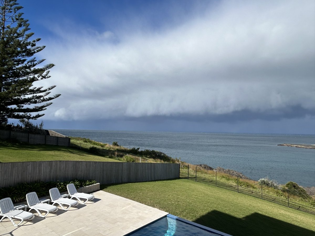 Anza_Simmo's tweet photo. #BeforeTheStorm #OceanPhotography #TwitterNaturePhotography #Nature #LovesBay #Kiama https://t.co/cLCJJ581ea