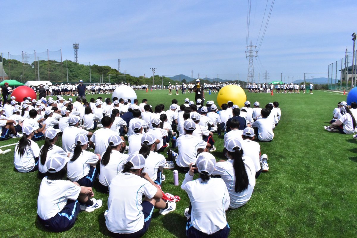 iizuka_sc's tweet photo. 昨日、2日目の体育祭練習を行いました。
午前中は本校人工芝グラウンドにて種目の練習を行いました。
大玉送りやタッグリレー、馬跳びなどの練習を楽しく行いました！
当日は各ブロック白熱した戦いとなりますので是非楽しみしていてください。
#飯塚高校　#体育祭　#GLImpic https://t.co/YH7Wko4Mxd