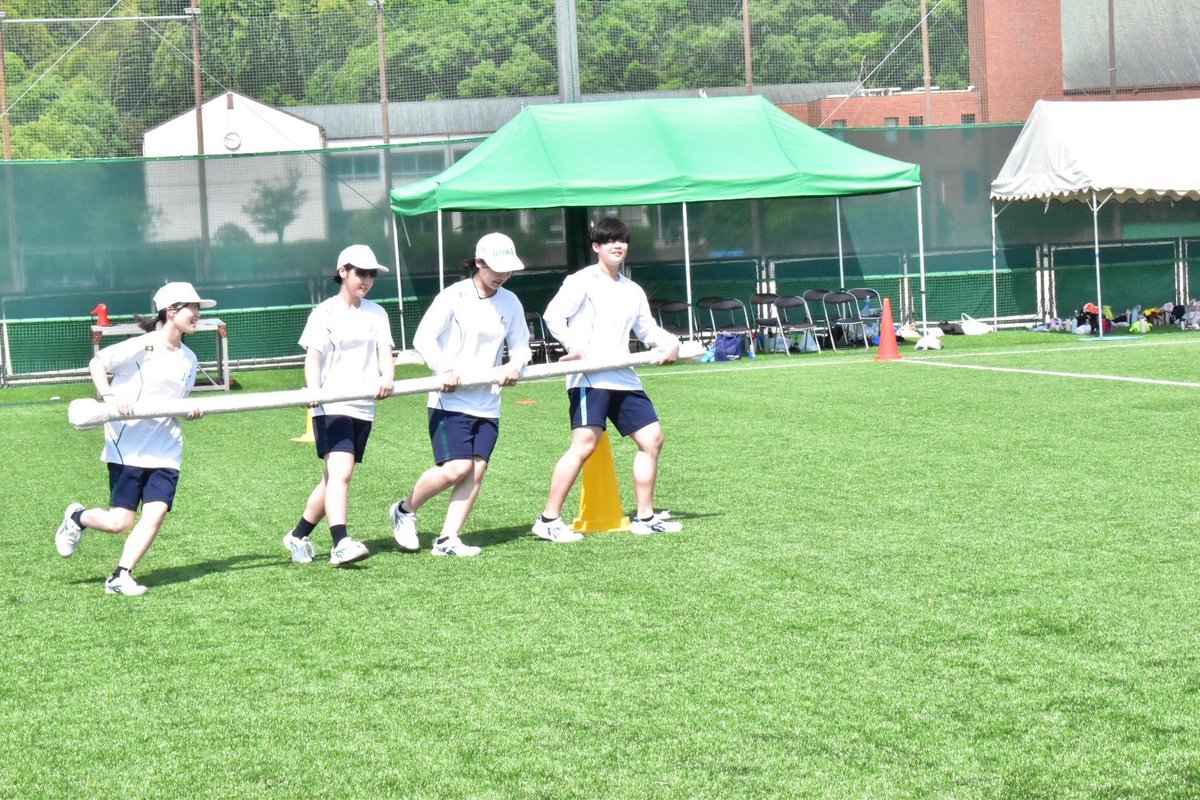 iizuka_sc's tweet photo. 昨日、2日目の体育祭練習を行いました。
午前中は本校人工芝グラウンドにて種目の練習を行いました。
大玉送りやタッグリレー、馬跳びなどの練習を楽しく行いました！
当日は各ブロック白熱した戦いとなりますので是非楽しみしていてください。
#飯塚高校　#体育祭　#GLImpic https://t.co/YH7Wko4Mxd