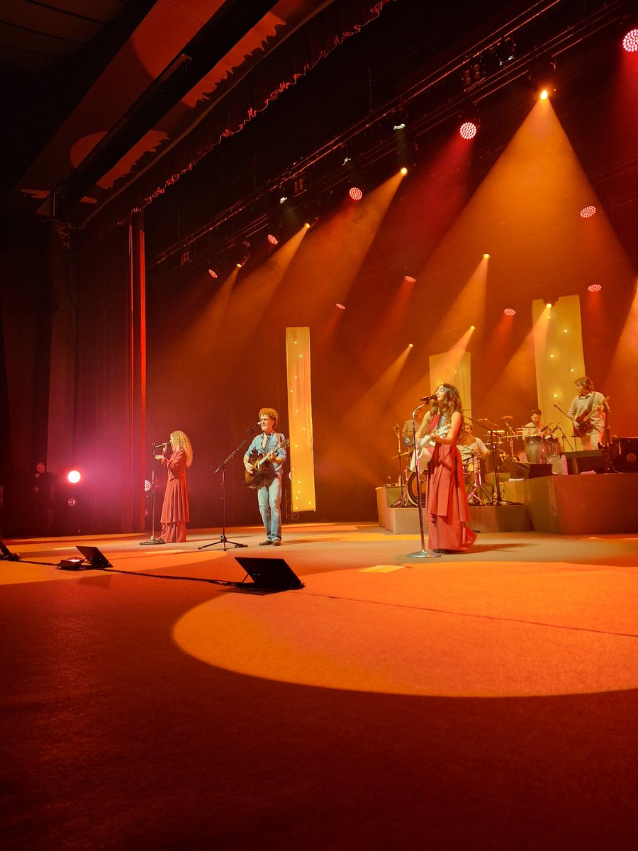 tagarelaisa's tweet photo. É muito doida a sensação de pós show. Por mais que as músicas sejam familiares, sempre parece diferente. Tão gostoso cantar junto, olhar no olho de quem escreveu e sentir que é foda demais viver esses momentos, seja do lado do artista, ou do lado do fã. Me farei presente sempre! https://t.co/QxK7rK9YQ7