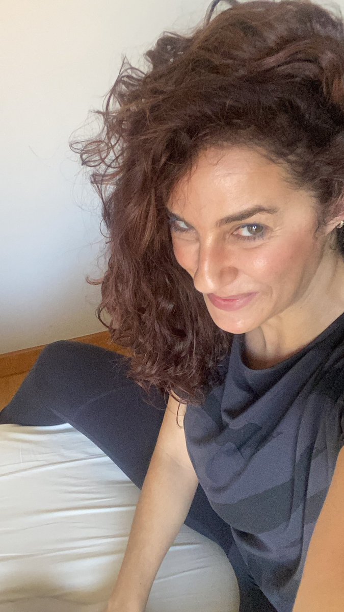 martalpz's tweet photo. La vida solo funciona cuando te rodeas de retos y de personas que te permiten ser incoherente, te agitan, te hacen reevaluarte y te arrastran hasta tus límites. Y si además te arrancan una sonrisa, das por buena la fiereza.

Solo sé estar desde un ligero escalofrío.
Y así. https://t.co/blwhx7YOp7