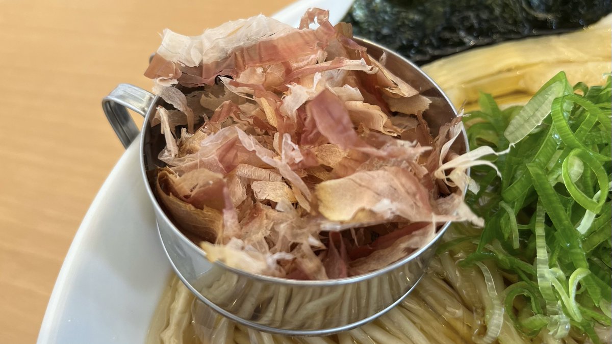 shidoh_'s tweet photo. 鰹と鶏の中華そば 醤油
麺大盛
中華そば 六心【北広島市大曲南が丘1】
出汁は嫌味なき鰹に鶏が澄む！
鶏油がコク添えカエシまろく膨よか。
たぐる中細麺は西山謹製すすり喉越し良好。
漉し網の“鰹節”に汁通せば香り高くほんのり酸味な1番出汁で追い鰹…美味でございます^_−☆ https://t.co/BtBuH9CE2W