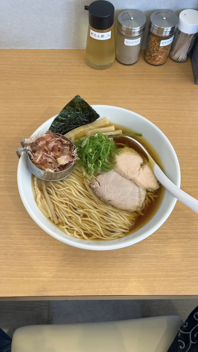 shidoh_'s tweet photo. 鰹と鶏の中華そば 醤油
麺大盛
中華そば 六心【北広島市大曲南が丘1】
出汁は嫌味なき鰹に鶏が澄む！
鶏油がコク添えカエシまろく膨よか。
たぐる中細麺は西山謹製すすり喉越し良好。
漉し網の“鰹節”に汁通せば香り高くほんのり酸味な1番出汁で追い鰹…美味でございます^_−☆ https://t.co/BtBuH9CE2W