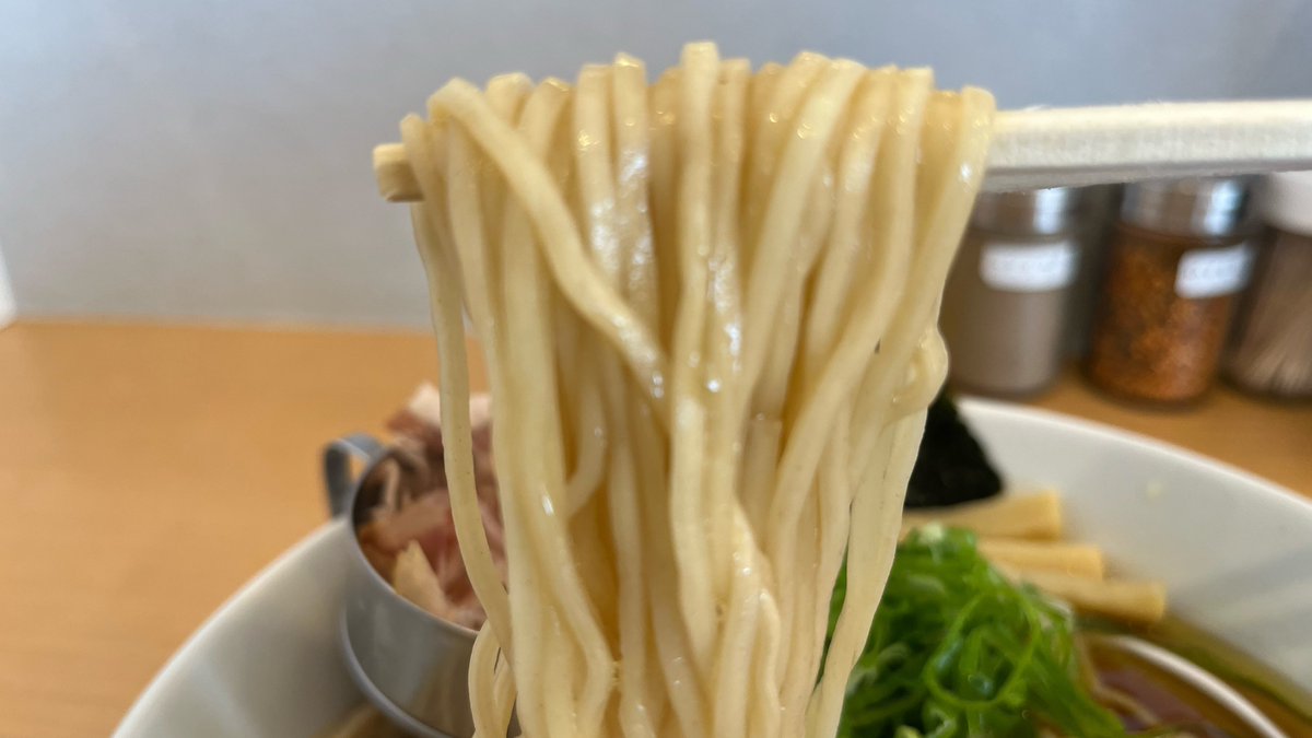 shidoh_'s tweet photo. 鰹と鶏の中華そば 醤油
麺大盛
中華そば 六心【北広島市大曲南が丘1】
出汁は嫌味なき鰹に鶏が澄む！
鶏油がコク添えカエシまろく膨よか。
たぐる中細麺は西山謹製すすり喉越し良好。
漉し網の“鰹節”に汁通せば香り高くほんのり酸味な1番出汁で追い鰹…美味でございます^_−☆ https://t.co/BtBuH9CE2W