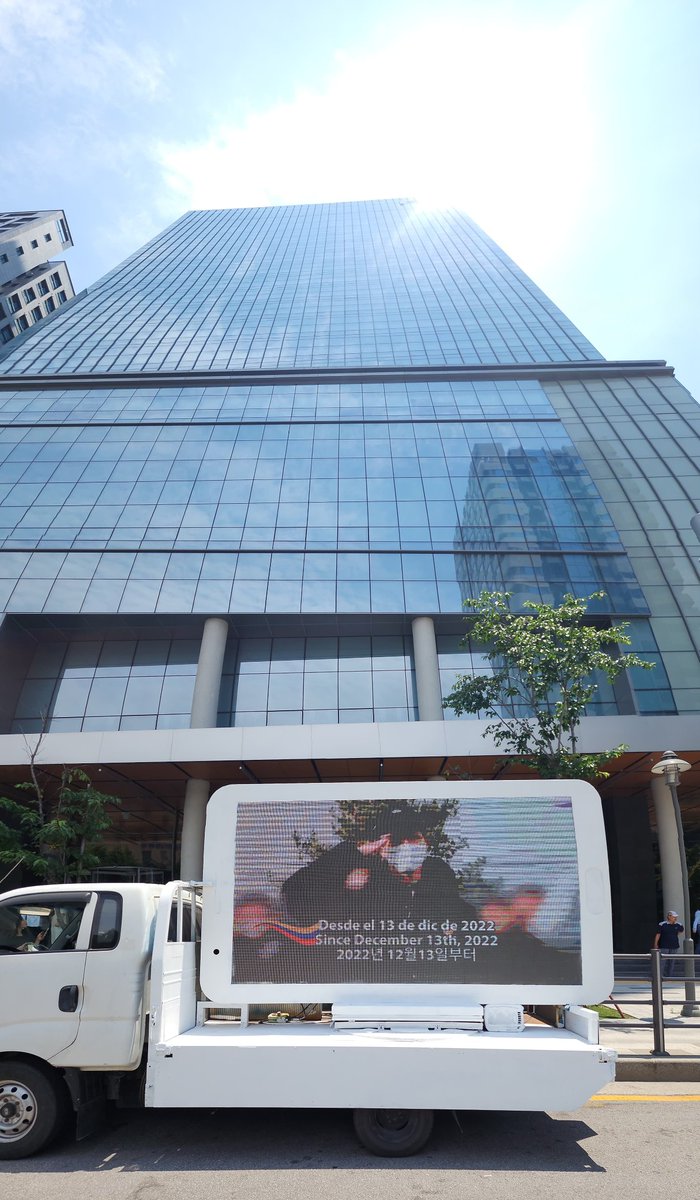 Army_Medellin's tweet photo. Les compartimos cómo se ve el camión enviado por ARMY Colombia para darle la bienvenida a Jin en las afueras de HYBE en Seúl 😭🇰🇷🇨🇴🙌🏼

Esperamos que muchos ARMYs allí puedan disfrutar de éste y, que si el destino nos lo permite, sea visto por @BTS_twt https://t.co/BRtNstRBxK