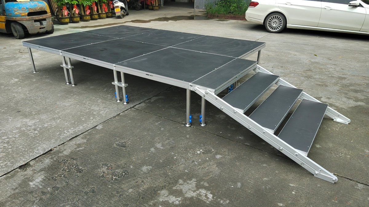 Rackinthecasesl's tweet photo. Easy #stage 4ftx4ft deck.   2ft-3.6ft adjustable height 📷
#outdoorstage https://t.co/GV61BYXMU5