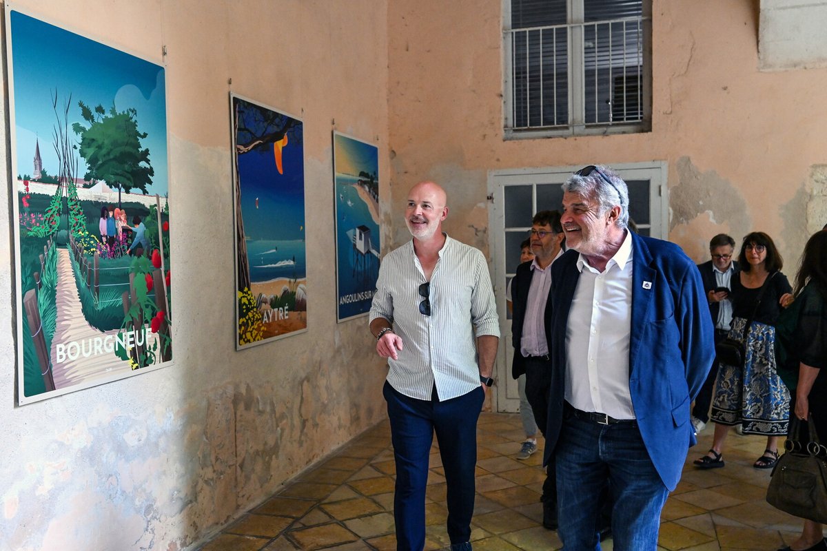 AggloLR's tweet photo. 🖼 Retour en images sur le #vernissage de l'#exposition À deux pas de chez vous qui a eu lieu vendredi dernier au Cloitre des Dames Blanches en présence des maires des communes de l’#Agglo et de l’illustrateur DOZ.
Une exposition qui met à l’honneur les richesses des 28 communes. https://t.co/Ki4ZBuKemt