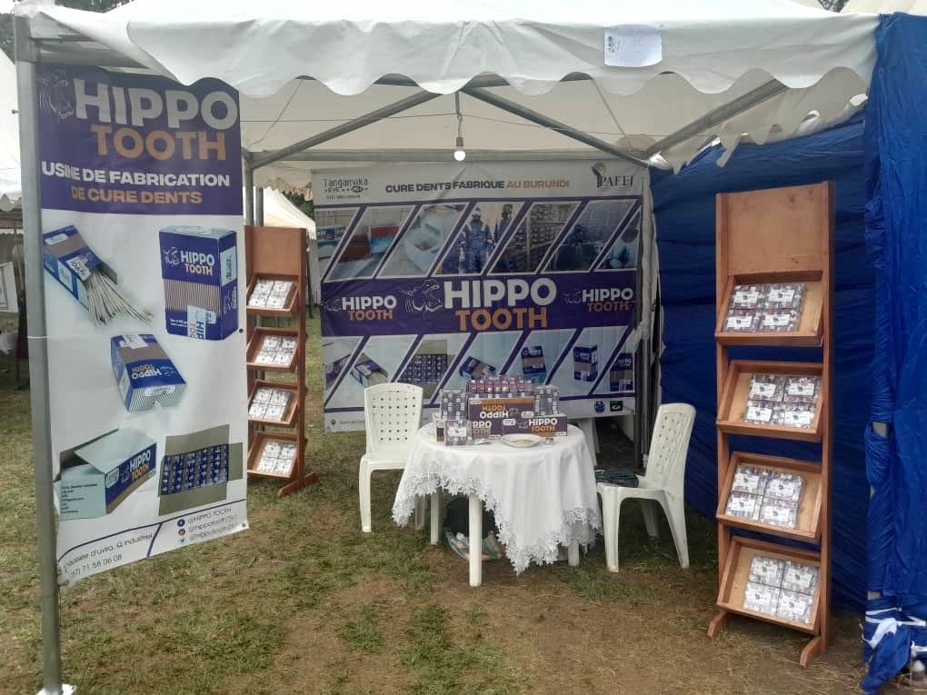 Hippotooth257's tweet photo. Excitant! Hippo Tooth est à la Foire #MadeInBurundi jusqu'à dimanche 16 juin ! Venez nous rendre visite pour des promotions incroyables! 🦷 Rendez-vous sur le Boulevard de l'indépendance, près du stade #Intwari. #Bujumbura @PAEEJ_Burundi @MinCommerce https://t.co/41218LeDKt