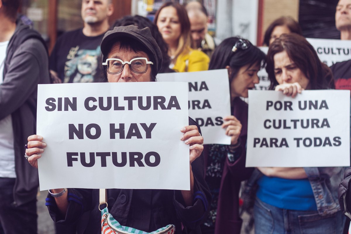 CCOOAragon's tweet photo. @ccoozaragoza  Nos hemos concentrado a las 11 de la mañana para denunciar la política de acoso y derribo a la cultura  que está acometiendo el Ayuntamiento de Zaragoza. Tras el desmantelamiento de los centros Etopía y Harinera ahora han despedido a la trabajadora que se encarga de gestionar las ayudas al sector cultural.