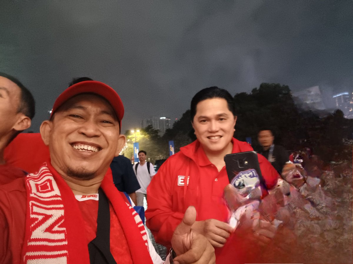 Beruntung banget bisa 1frame dengan Mas <a href="/erickthohir/">Erick Thohir</a> pas mau masuk Gate GBK pada pertandingan Timnas Indonesia melawan Philipina.
#TimNasDay
#Indonesia