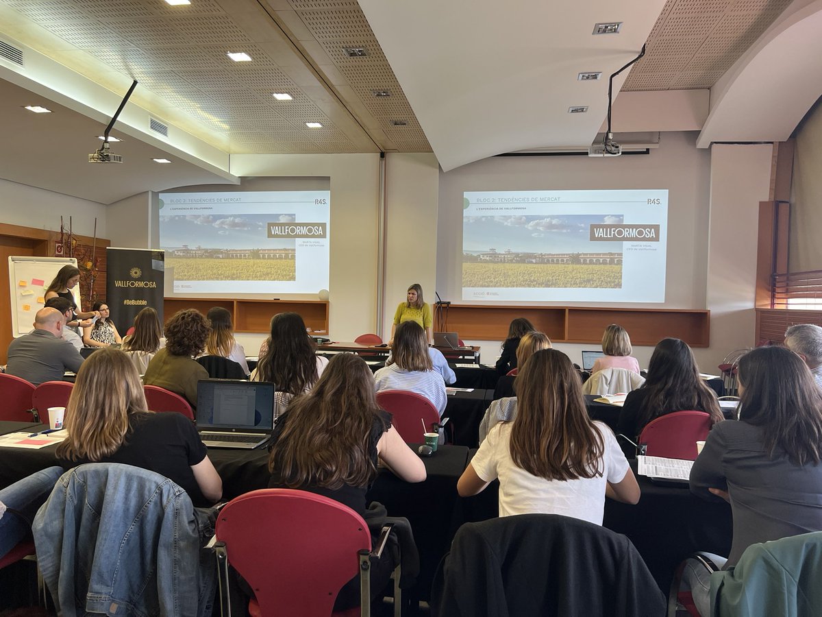 Realitzem via <a href="/accio_cat/">ACCIÓ</a> la sessió de #capacitacio als equips #clusters més important de l’any:valor compartit amb <a href="/R4SGroup/">Roots for Sustainability (R4S)</a> Tot professional de l’ #estrategia cal que compti amb coneixements especialitzats en models de negoci d’impacte.Propòsit i ebitda van de la mà.