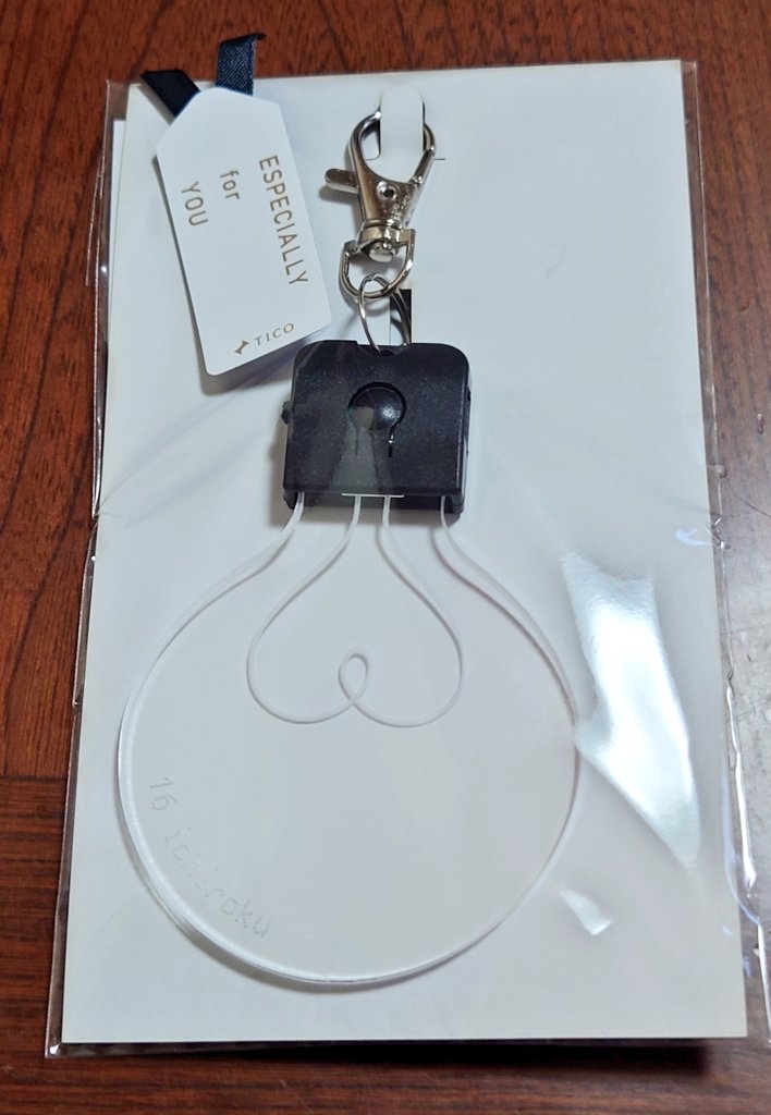 163_iro3's tweet photo. 夜やと仕事帰り結構暗いし光るキーホルダーとかつけようかなー、どうせなら可愛いのつけたいなーって思って買っちゃったやつ
名入れ決められなくて諦めて自分の名前(というかその由来というか)入れたけどかわいいから良し
カラビナの方は推しカプのイニシャルにした

#TICOの推し活 https://t.co/wyIsWYFIjs