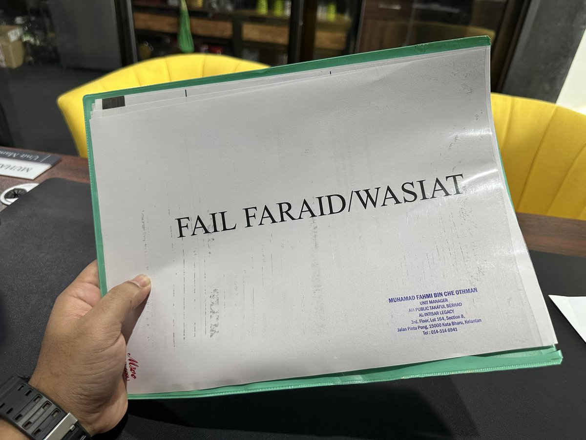 Antara fail penting kami sekeluarga. Nampak tak penting sekarang, tapi akan jadi sangat2 penting jika berlaku kematian (bila-bila saja boleh berlaku). Pesan kat pasangan dan anak, apa2 jadi semua dokumen ada dalam fail ni.

Antara isi kandungan file: