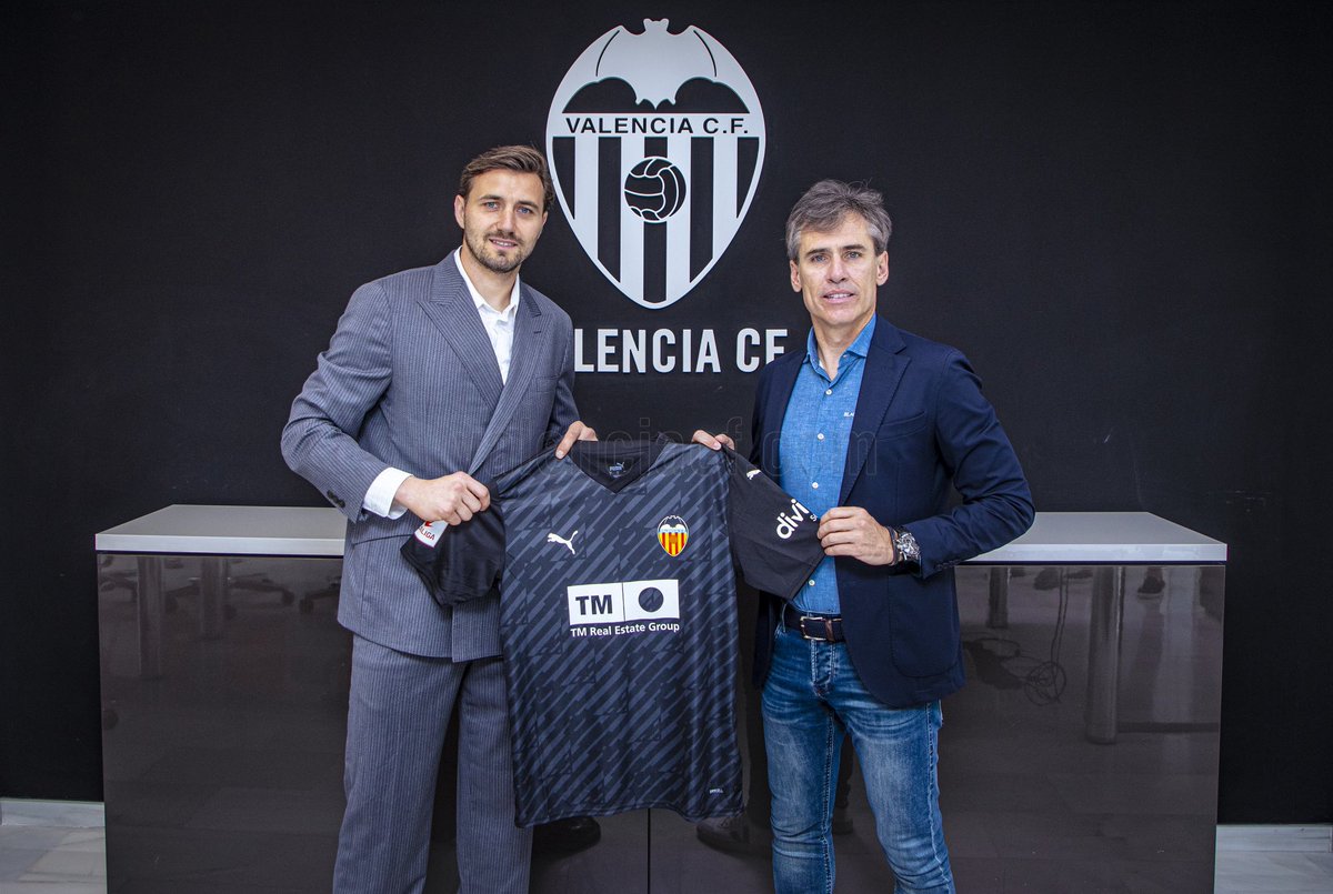 Muy feliz y contento de empezar esta nueva aventura con el <a href="/valenciacf/">Valencia CF</a> 🦇 Nos vemos pronto en Mestalla… 𝐀𝐌𝐔𝐍𝐓 𝐕𝐀𝐋𝐄𝐍𝐂𝐈𝐀!