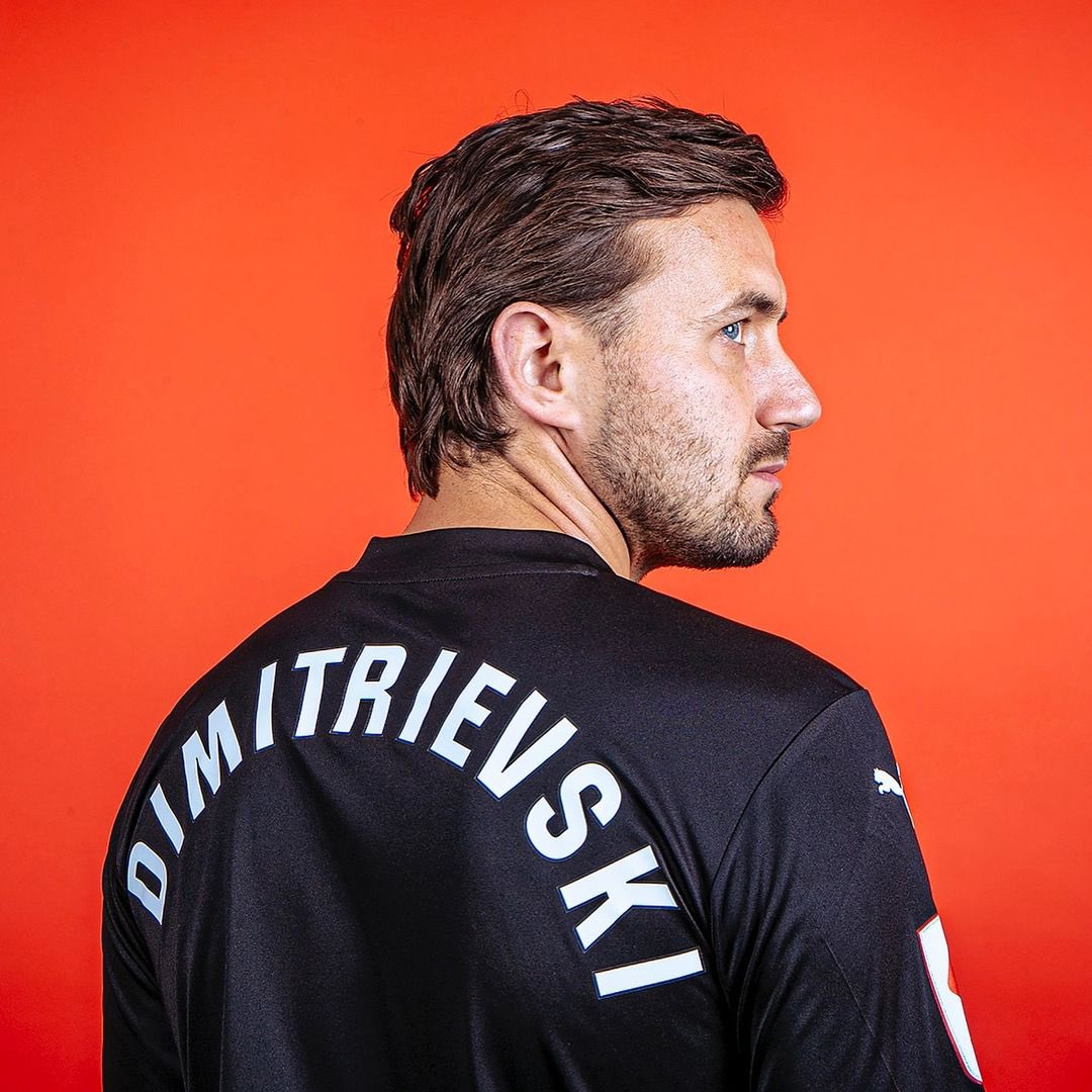 Dimitrievski1's tweet photo. Muy feliz y contento de empezar esta nueva aventura con el @valenciacf 🦇 Nos vemos pronto en Mestalla… 𝐀𝐌𝐔𝐍𝐓 𝐕𝐀𝐋𝐄𝐍𝐂𝐈𝐀! https://t.co/Jpzu3ZEceS