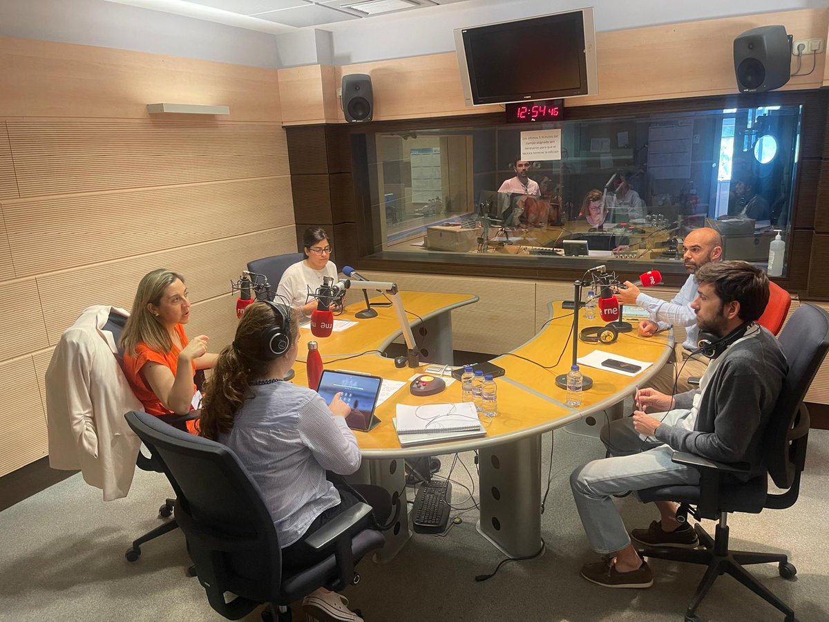 secpal_'s tweet photo. 🎙️ La presidenta de #SECPAL, @elillemartinez, ha vivido una estupenda mañana de #radio divulgando sobre #cuidadospaliativos en el programa @agolpedebit, de @rne, junto a @SamuelDacanda y su fantástico libro 'Paliativo' 🤩 https://t.co/IJH9lRgryk
