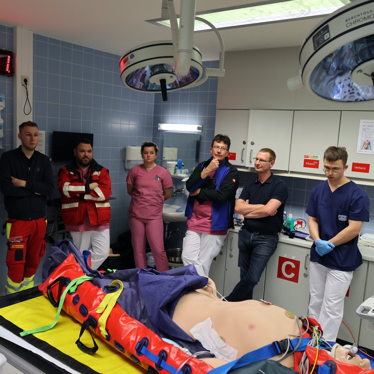spinebase's tweet photo. Insgesamt drei Teams vom Kreis-#Rettungsdienst und dem Marien-Hospital Euskirchen haben mit #spinebase ein #Notfall-Simulationstraining absolviert. Von der Erstversorgung beim Patienten inklusive Transport und Übergabe an die #ZNA bis zur Versorgung im #Schockraum. https://t.co/5GER7Gizy4