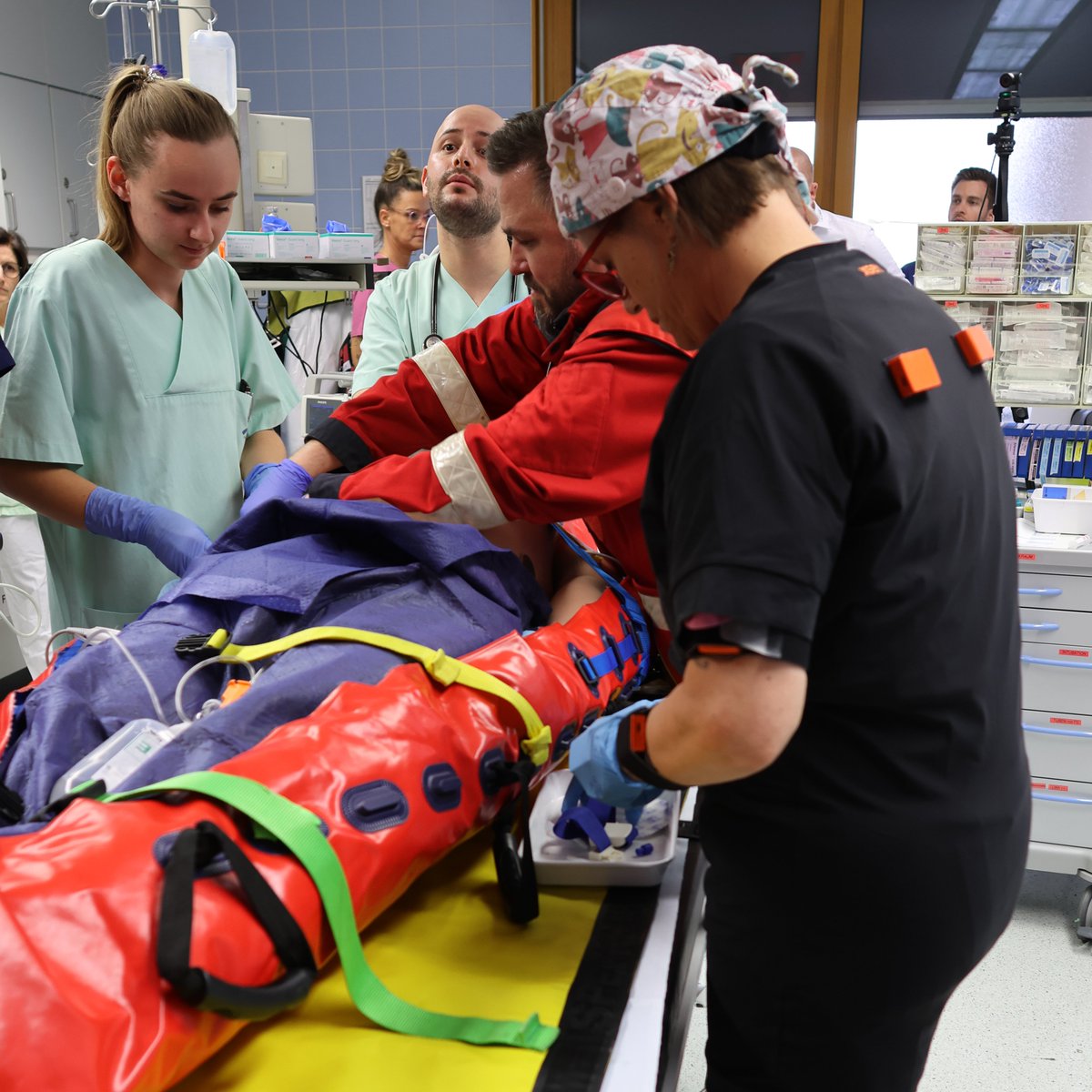 spinebase's tweet photo. Insgesamt drei Teams vom Kreis-#Rettungsdienst und dem Marien-Hospital Euskirchen haben mit #spinebase ein #Notfall-Simulationstraining absolviert. Von der Erstversorgung beim Patienten inklusive Transport und Übergabe an die #ZNA bis zur Versorgung im #Schockraum. https://t.co/5GER7Gizy4