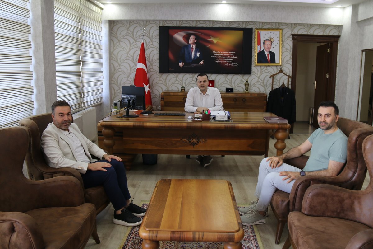 Kaymakamımız Sn.@YakupKlncoglu Polat Duvar Kağıtları işyeri sahibi <a href="/mehmetpolat36/">Mehmet Polat</a> ve Alaçatı Muhallebicisi işyeri sahibi Emre BAYAR'ı makamında misafir etti.