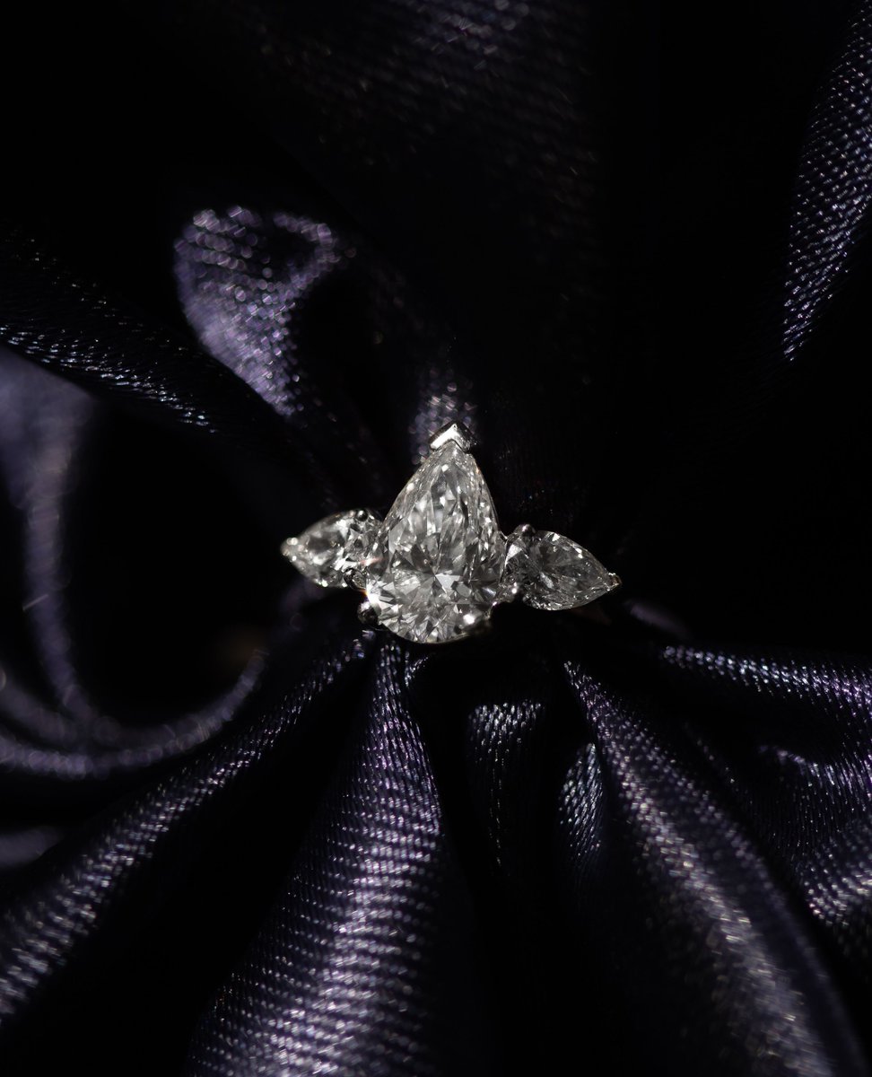 ShiningDiamond3's tweet photo. Fall in love with the timeless elegance💎✨ 

Ready to make a statement that lasts a lifetime? Explore our collection and find the perfect symbol of your love today!💕✨ 

Shop now and enjoy 15% off all made-to-order items &amp; 30% off ready-to-wear pieces!🛍️ https://t.co/pGBvNi9LSS https://t.co/D71emZ3zgJ