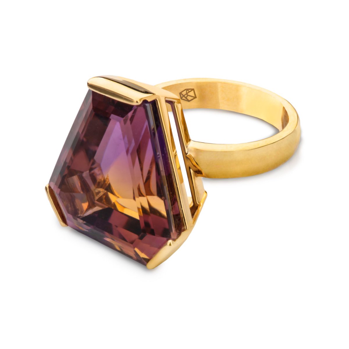 Anillo 💍 en Oro Amarillo con Ametrino. 
Producción, peluquería y maquillaje: 💄 
@patrizio_niccolai &amp; @kleykafe 💖
Foto joya: @jaimegorospe 📸
Pieza única. Por encargo: DM
#isabelalcónjewels #oroamarillo18k #ametrino #joyasdeautora #piezaúnica #joyashechasenespaña