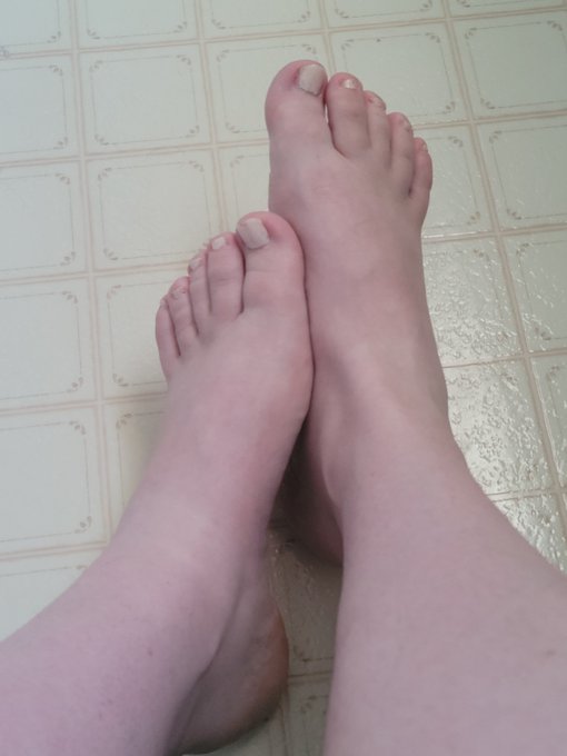Here's for my foot lovin' boys, girls, and distinguished individuals 💖  I definitely need a pedi soon