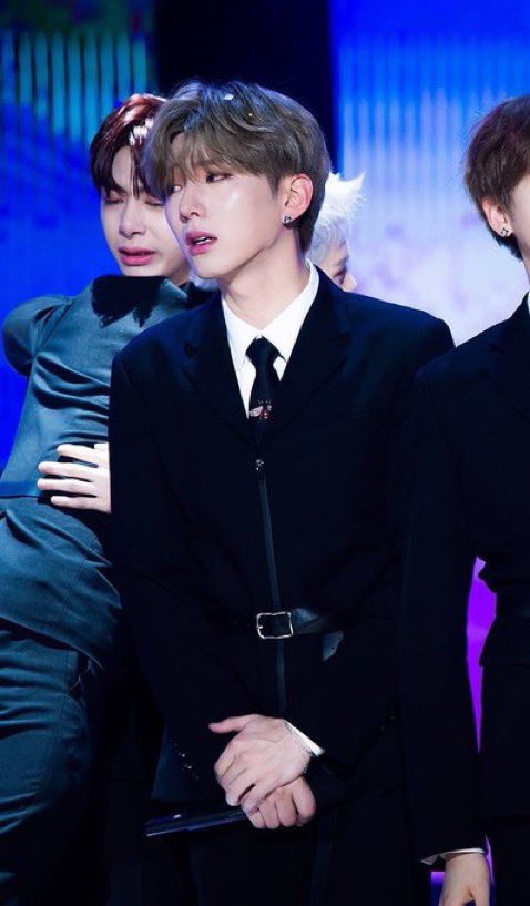 theirrealluv1's tweet image. 수트가 단추 아니고 지퍼인 것도 좋음ㅜ