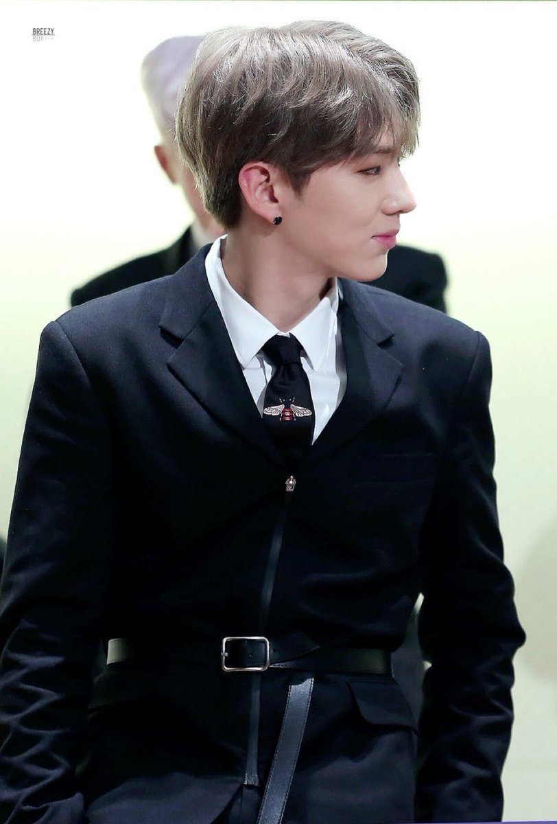 theirrealluv1's tweet image. 수트가 단추 아니고 지퍼인 것도 좋음ㅜ