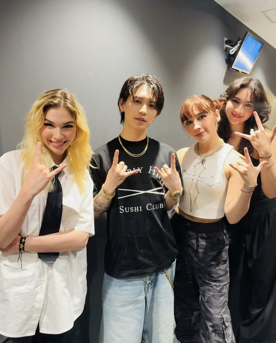 TheWarningArg's tweet photo. 📷 The Warning con Genki Iwahashi. https://t.co/FiGoRfFfw3