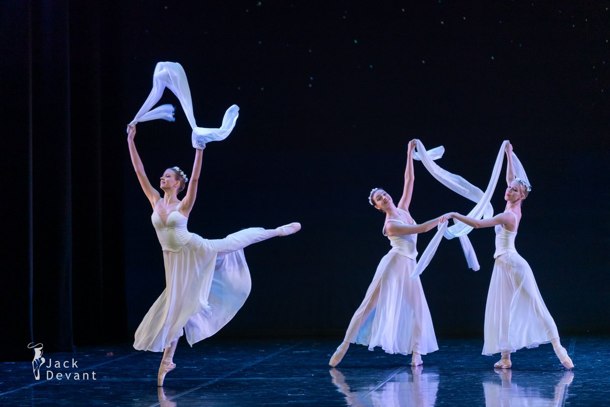 Olha Bestrenko, Viktoriya Piekhotina and Mia Katarina Lill in Walpurgis Night, choreographic scene from the opera Faust, music by Charles Gounod, choreography by Leonid Lavrovsky

#ballet #ballerina #MUBA