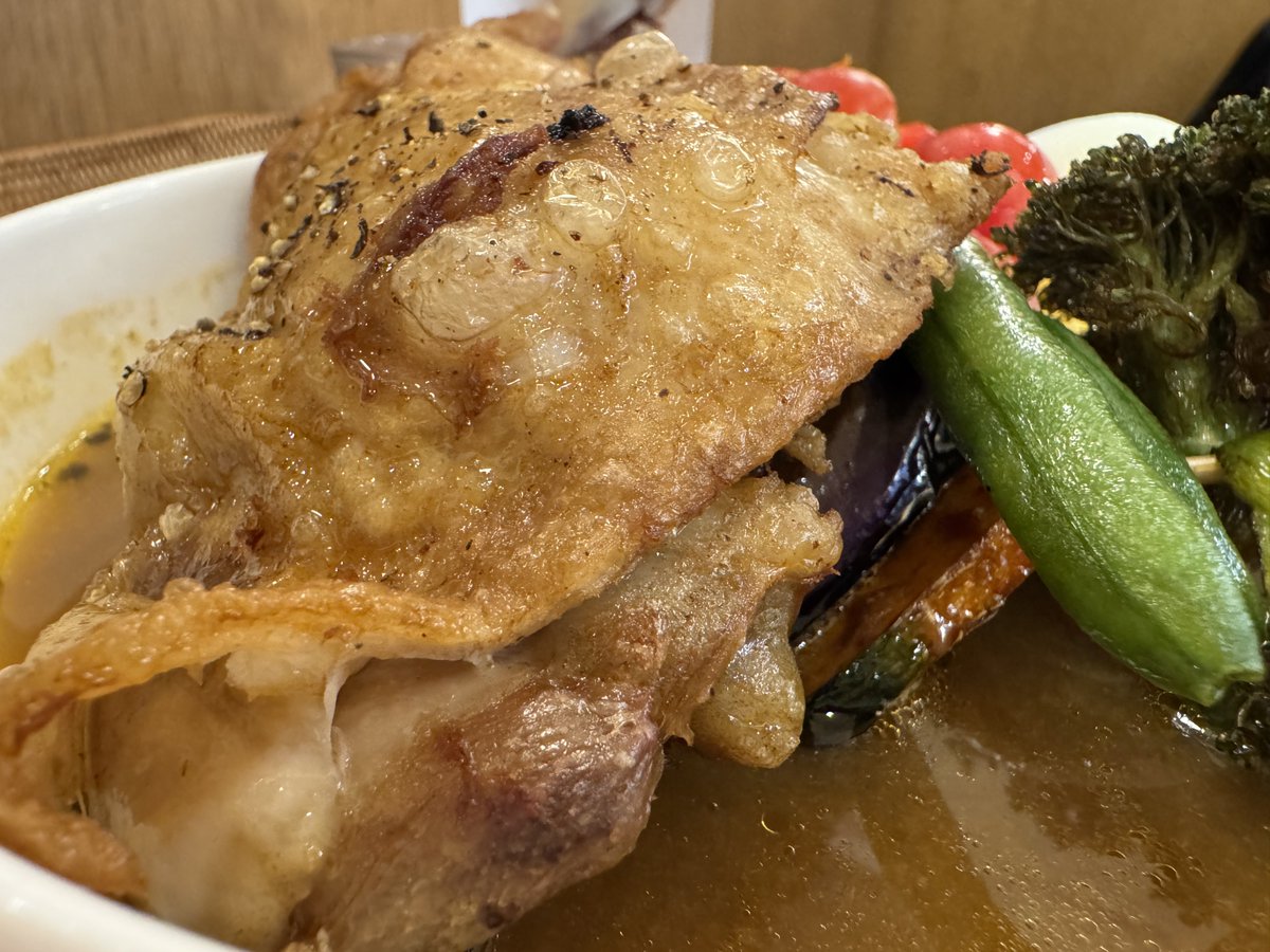 Astra_Dinner's tweet photo. [서울/샤로수길] 스아게 샤로수길점 닭다리튀김카레 단호박 느타리 가지 토마토 추가
스아게 언제 이 동네 들어왔지?? 근처의 다른 카레집 가려다 눈에 띄어서 가봤는데 만족스러웠다. 스프카레는 처음인데 맛있는듯… 야채 토핑 맘대로 추가되는게 좋더라. 담에 또 가야지 https://t.co/OY7FdjAQw4