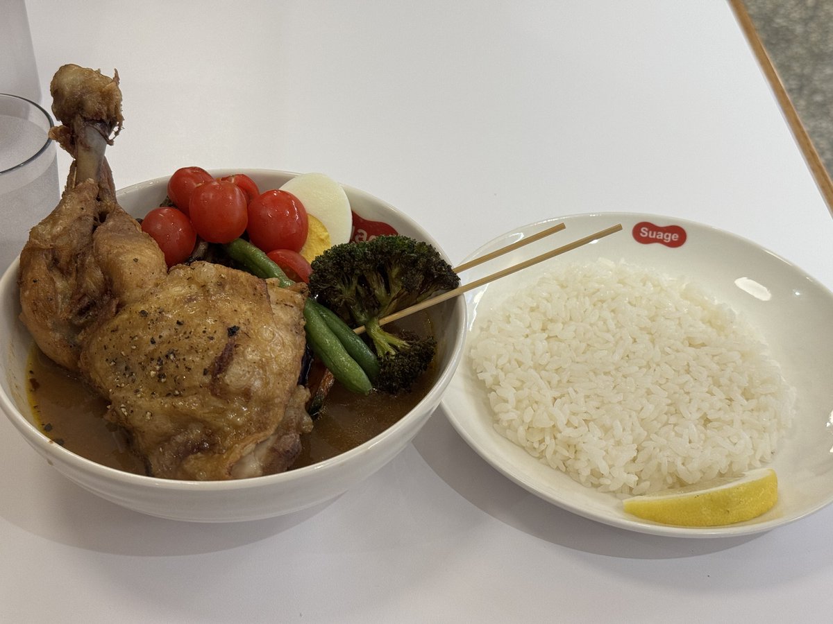 Astra_Dinner's tweet photo. [서울/샤로수길] 스아게 샤로수길점 닭다리튀김카레 단호박 느타리 가지 토마토 추가
스아게 언제 이 동네 들어왔지?? 근처의 다른 카레집 가려다 눈에 띄어서 가봤는데 만족스러웠다. 스프카레는 처음인데 맛있는듯… 야채 토핑 맘대로 추가되는게 좋더라. 담에 또 가야지 https://t.co/OY7FdjAQw4