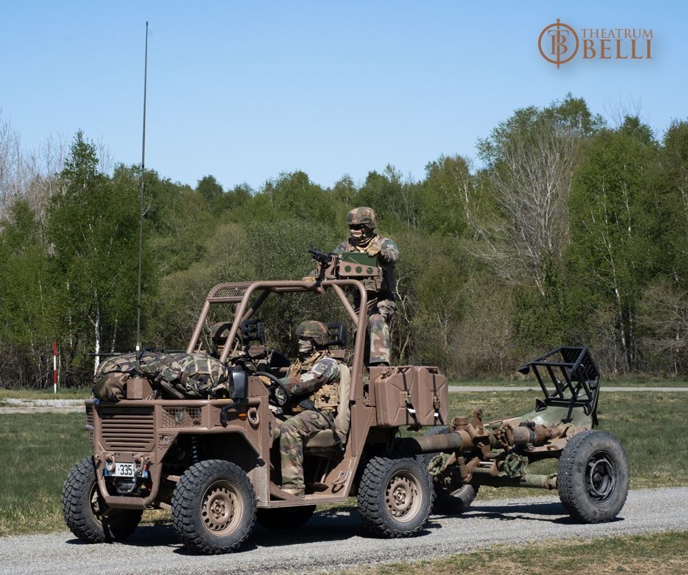 TheatrumBelli's tweet image. Le #Fardier d'#UNAC (aérolargable) tractant un #mortier rayé de 120 mm (@ThalesDefence ) et armé d'un lance-roquettes (quadritubes) activées  par induction (@ThalesDefence également) pouvant être utiles pour le #TAVD. 

@11eBP 
@GICAT_FR 

theatrum-belli.com/les-roquettes-…