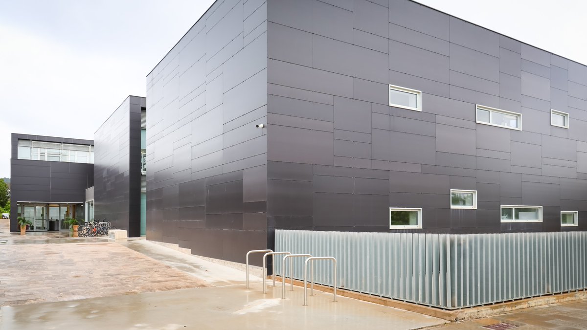 UIBuniversitat's tweet photo. 📢 Avui s'ha inaugurat el nou Complex de #Recerca de les Illes Balears.

Reuneix al Parc Bit grups d’investigació i instituts de recerca de diferents centres públics amb l'objectiu de millorar la capacitat #investigadora, contribuir a la #competitivitat i afavorir la generació de #sinergies.

🔗https://t.co/r5JxgCbu3x