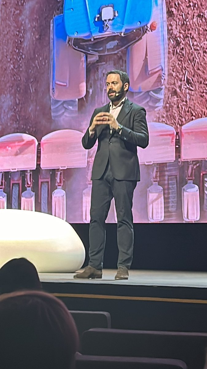 RevistaMercados's tweet photo. La ruina del campo no viene por cómo operan los intermediarios, si no que somos todos competencia de todos y no solo se genera ruido se desenfoca el problema donde no está, nos dice @Juanramonrall0 #AECOCFyH @AECOC_ES https://t.co/WISJR5FIjS