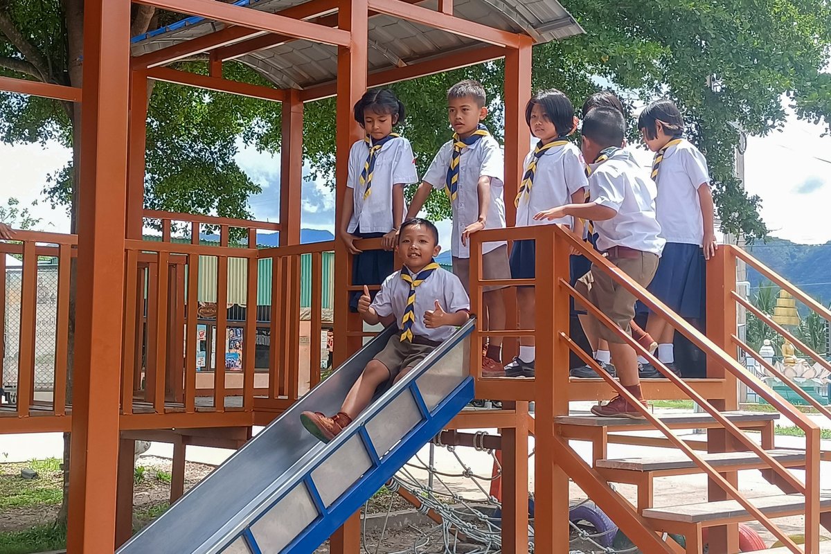 WorldVisionTH's tweet photo. วันนี้เด็กนักเรียนกว่า 180 คน ที่ จ.อุทัยธานีในพื้นที่ดำเนินโครงการพัฒนาของ #มูลนิธิศุภนิมิตฯ ได้มีความสุข รอยยิ้ม และพัฒนาการที่ดี จากสนามเด็กเล่นที่ได้รับการปรับปรุงให้มีความปลอดภัย สวยงาม และเหมาะสมเพราะเด็กๆ มีสิทธิที่จะเล่นและได้พักผ่อนในสถานที่ที่เหมาะสมและปลอดภัย
#NotJust https://t.co/0OcyrN0aRS