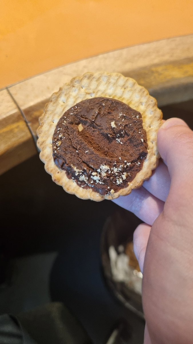 HachetMathieu's tweet photo. Mais @lu_officiel, vous vous foutez pas un peu de notre gueule là ? Quand j'étais gosse y'avait du chocolat d'un bord à l'autre de vos Prince. La y'a a peine au centre 🙄
C'est quoi le nouveau nom de cette pratique déjà ? La réduflation ou un truc du genre nan ? 🤔 https://t.co/JQTANHcGU9