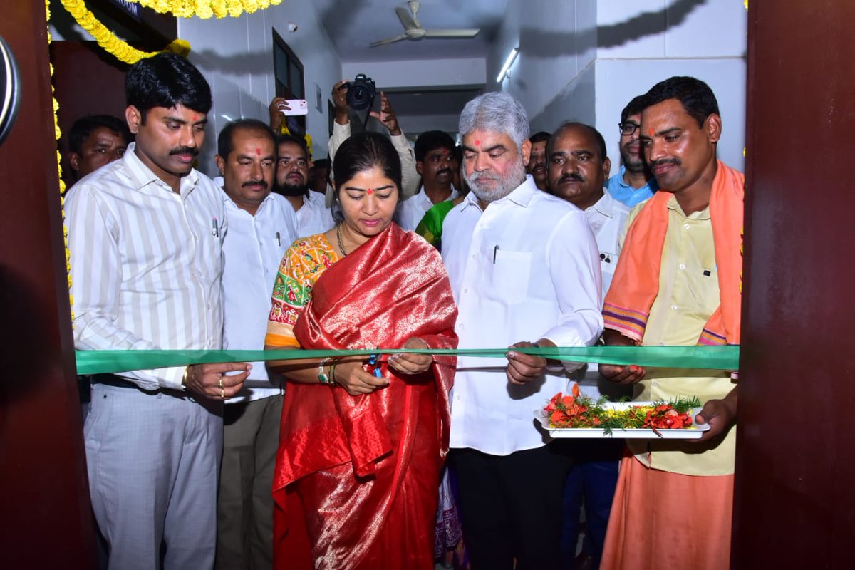 patnamsuneetha's tweet photo. వికారాబాద్ జిల్లా మోమిన్ పేటలో 30 పడకల ప్రాథమిక ఆరోగ్య కేంద్రాన్ని గౌరవ స్పీకర్ గడ్డం ప్రసాద్ కుమార్ గారితో కలిసి ప్రారంభించటం జరిగింది. 
@INCTelangana
.
.
.
.
#patnamsunithamahenderreddy #PatnamsuneethaforMalkajgiri #gaddamprasadkumar #Telanganacongress #hospital #health #development #vikarabad