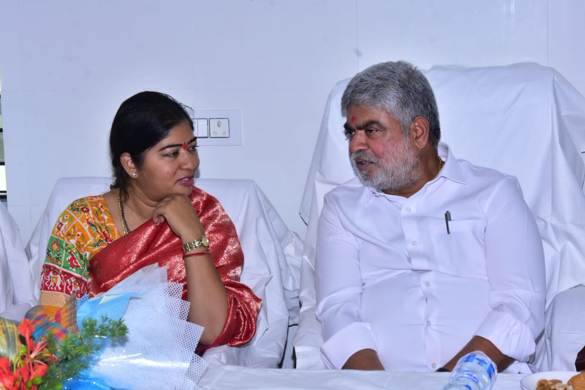 patnamsuneetha's tweet photo. వికారాబాద్ జిల్లా మోమిన్ పేటలో 30 పడకల ప్రాథమిక ఆరోగ్య కేంద్రాన్ని గౌరవ స్పీకర్ గడ్డం ప్రసాద్ కుమార్ గారితో కలిసి ప్రారంభించటం జరిగింది. 
@INCTelangana
.
.
.
.
#patnamsunithamahenderreddy #PatnamsuneethaforMalkajgiri #gaddamprasadkumar #Telanganacongress #hospital #health #development #vikarabad