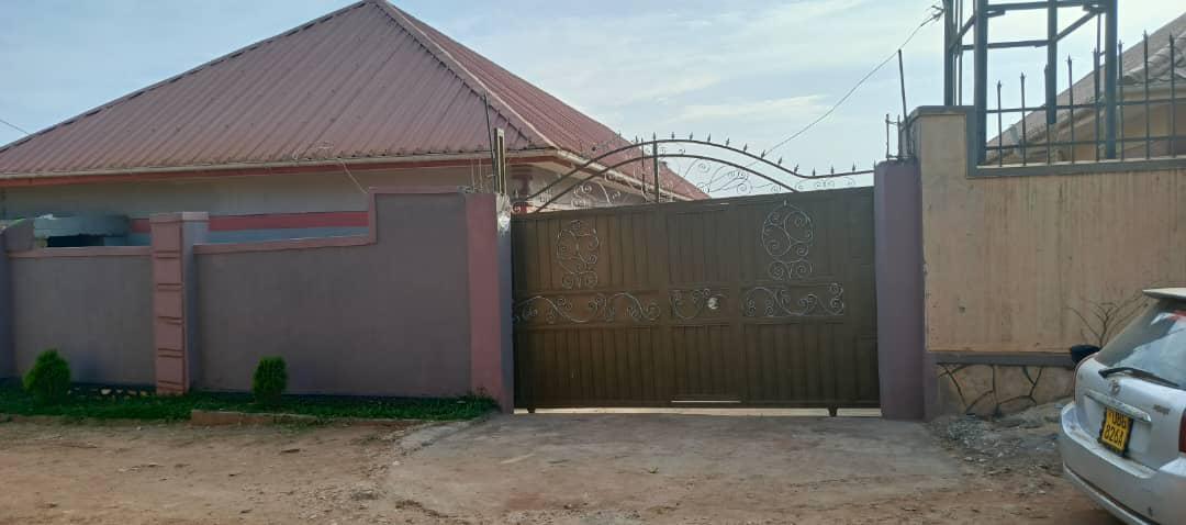ddiiroproperty's tweet photo. Rental Property for sale:

7 rental units 

Price: 180m ugx

Income: 1.7m ugx per month 

Location: Kira

Ready Private Mailo title https://t.co/SP9OCzxt10