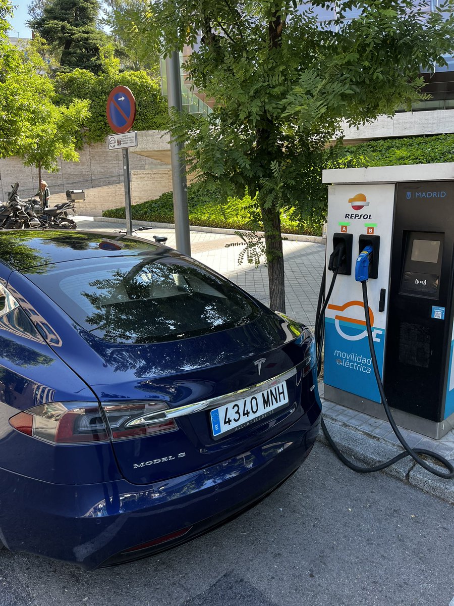 TeslaM3enjoyer's tweet photo. Hay días tontos y tontos todos los días.

Me dispongo a cargar en el cargador de @Repsol de castellana 52 en Madrid y me encuentro a este GILIPOLLAS aparcando

Me dice que no va a cargar, que lo deja ahí “porque le da la gana”

Llamadita al 092 por supuesto https://t.co/iEMSotSK68