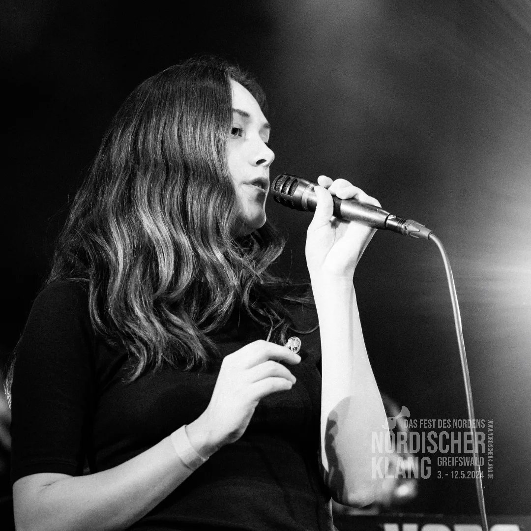 Eine perfekt aufeinander abgestimmte Band Svømmebasseng mit einer unglaublichen Freude, Offenheit und einer auffallend positiven Ausstrahlung war am 11.5. als letzte auf der Bühne. Der perfekte Abschluss für den 33. Nordischen Klang! 
<a href="/NorBotschaft/">Botschaft Norwegen 🇳🇴🇩🇪</a> 
#nokl24