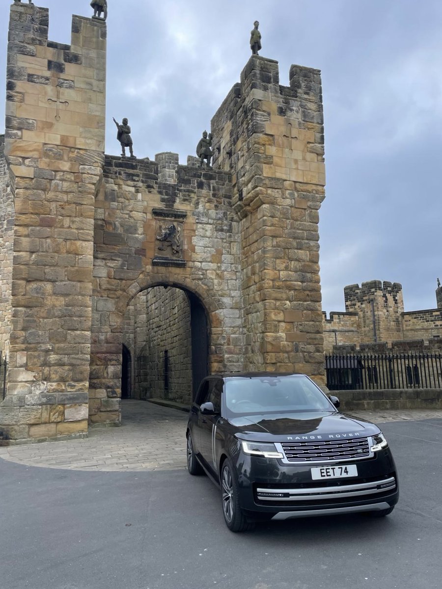 EdExecTravel's tweet image. Here’s our Range Rover Autobiography LWB at the iconic @AlnwickCastle, which has a history that stretches all the way back to the Norman period.

#AlnwickCastle #Alnwick #History #ScottishHistory #ScottishCastles #ScottishTours #ToursOfScotland #RangeRover