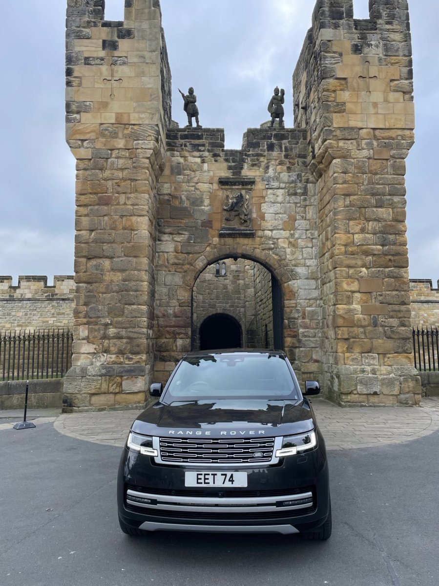 EdExecTravel's tweet image. Here’s our Range Rover Autobiography LWB at the iconic @AlnwickCastle, which has a history that stretches all the way back to the Norman period.

#AlnwickCastle #Alnwick #History #ScottishHistory #ScottishCastles #ScottishTours #ToursOfScotland #RangeRover