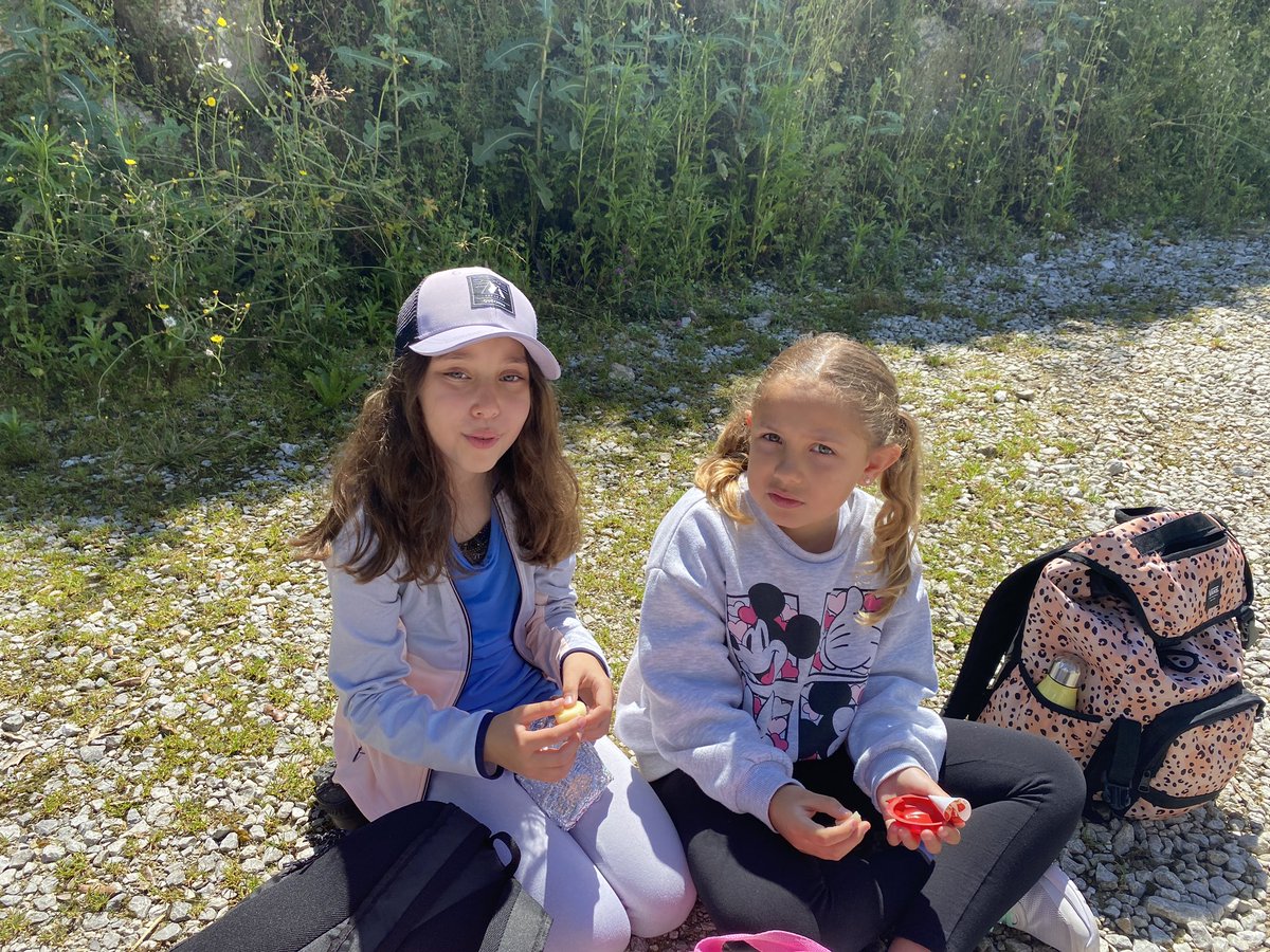 FET_Ov_Lorena's tweet photo. ¡Llegamos a Poo! Parada técnica para reponer fuerzas y comenzamos la ruta 🥖🍌🍫🚶🚶🏽‍♀️ https://t.co/QNy4OUc7lX