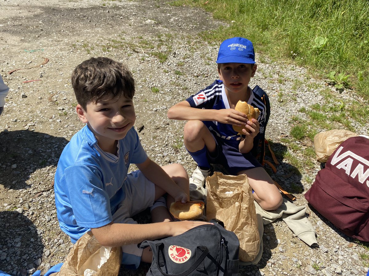 FET_Ov_Lorena's tweet photo. ¡Llegamos a Poo! Parada técnica para reponer fuerzas y comenzamos la ruta 🥖🍌🍫🚶🚶🏽‍♀️ https://t.co/QNy4OUc7lX
