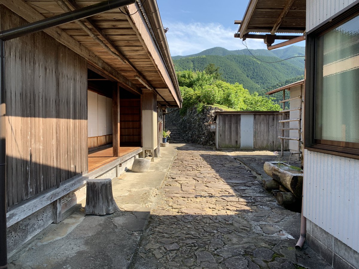 mshimochan's tweet photo. 世界遺産

熊野古道　小辺路

民家の中を通る熊野古道

果無集落　にて

#熊野古道
#果無集落
#果無峠
#果無越
#世界遺産
#世界遺産登録20周年
#CB190X
#ホンダバイク
#五羊ホンダ
#ホンダ
#バイク
#赤いバイク
#オートバイ
#190cc
#単気筒エンジン
#単気筒
#空冷エンジン
#空冷 https://t.co/ar39et7RCf
