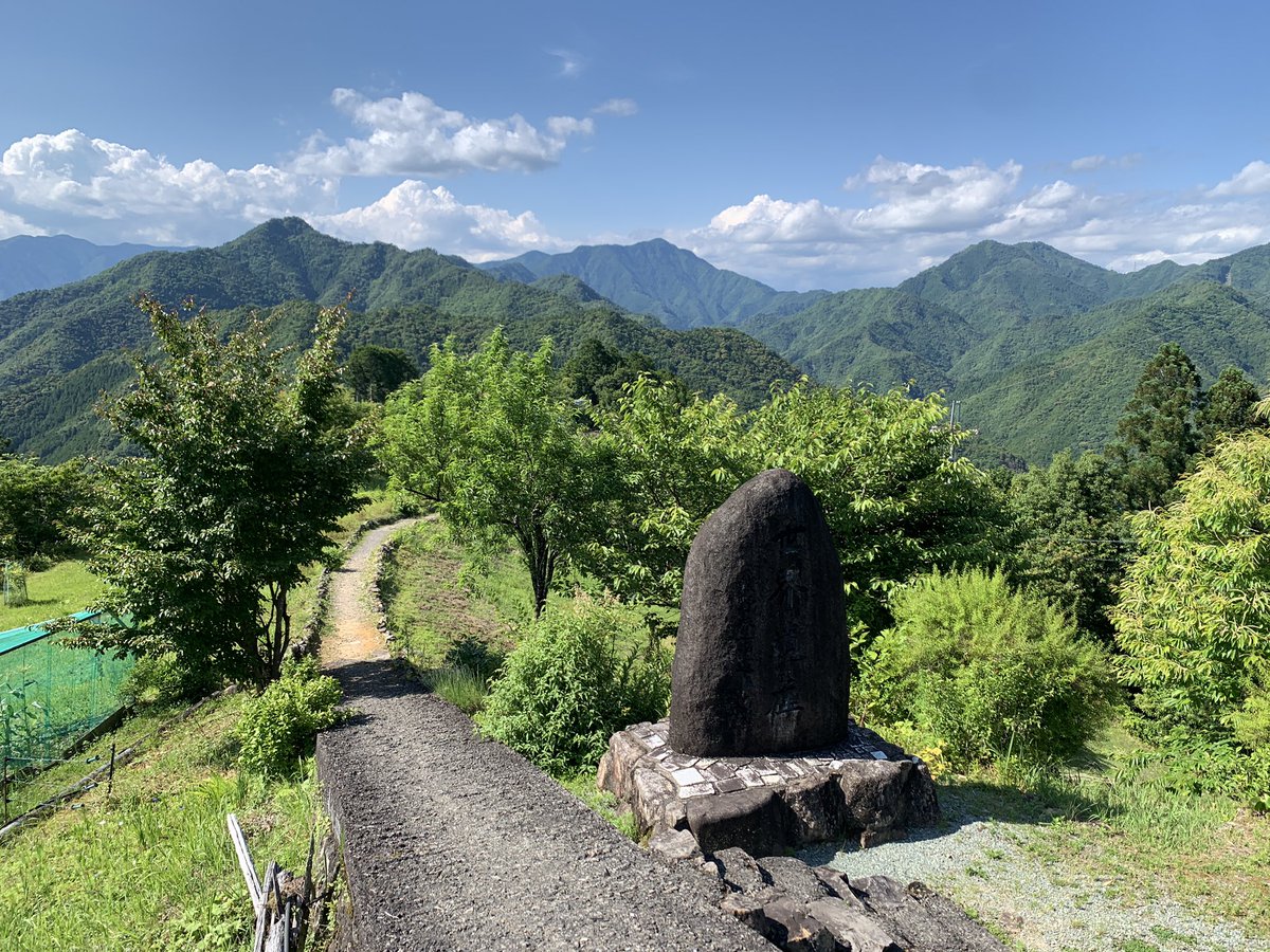 mshimochan's tweet photo. 世界遺産

熊野古道　小辺路

民家の中を通る熊野古道

果無集落　にて

#熊野古道
#果無集落
#果無峠
#果無越
#世界遺産
#世界遺産登録20周年
#CB190X
#ホンダバイク
#五羊ホンダ
#ホンダ
#バイク
#赤いバイク
#オートバイ
#190cc
#単気筒エンジン
#単気筒
#空冷エンジン
#空冷 https://t.co/ar39et7RCf