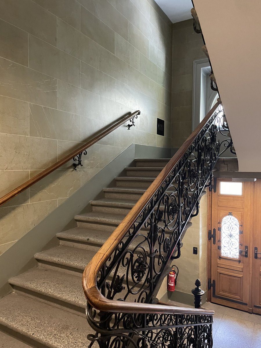 #Servicerweet Es gibt neben der Kuppelhallentreppe vier Aufzüge und vier Treppen, die von den Plenarsälen im Bundeshaus ins Parterre führen. Bei einem Staatsanlass in der Halle kann man die gut nutzen. Und ich danke dem Wachpersonal, dass unablässig für unsere Sicherheit sorgt.