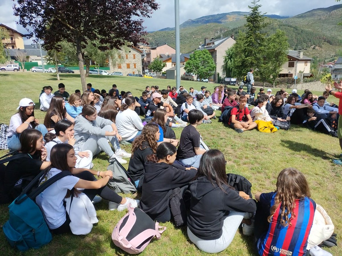 InCastellbisbal's tweet photo. Aquest matí els alumnes de 2n ESO han marxar cap a La Masella per fer el #TreballdeSíntesi. Ara estan fent activitats a Sant Eugènia de Nerellà (Bellver de la Cerdanya). https://t.co/Ui4CPZUvec